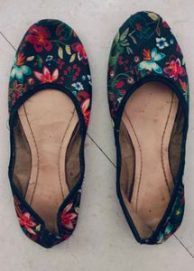 Floral Printed Juttis
