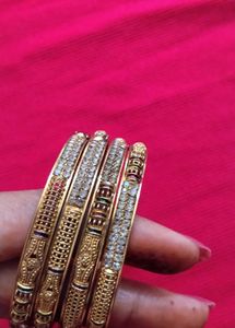 Set of 4 Gold-toned Bangles
