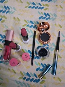 Makeup Lot: swiss beauty eyeliner and Matte Lipsti