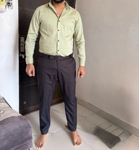 Men's Light Green Button-Up Shirt