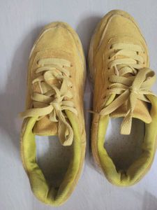 woman sports shoes