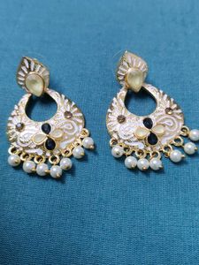Elegant White &amp; Gold Earrings