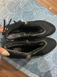 Stylish Black Ankle Boots with Fringe Detail (38)