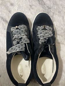 Stylish Black Sneakers with Ribbon Detail