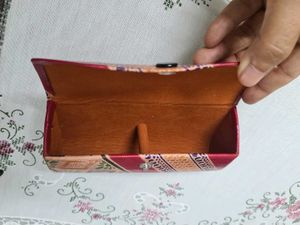 Spectacles or sunglasses case