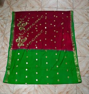 Elegant maroon saree with Green pallu.
