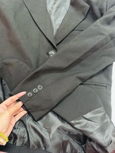 Single breasted black womens blazer