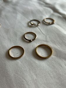 Set of 8 Elegant Gold Rings