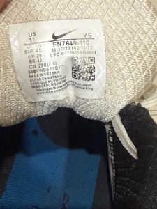NIKE Vomero Zoom 5 Off White