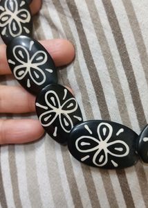 Black And White Rasin Beeds Necklace