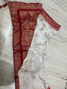 Elegant White Saree with Gold Leaf Motifs