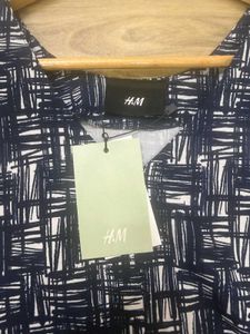 H&amp;M Navy &amp; White Abstract Print Top