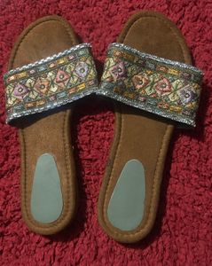 New Embroidered Flat Sandals