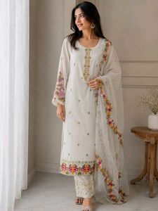 Elegant White Floral Embroidered 3-Piece Suit🤍