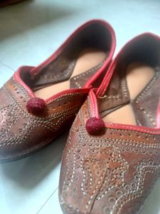 Handmade Brown Leather Juttis