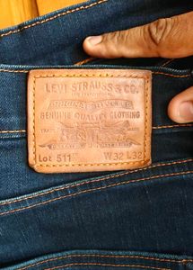 levis navy blue jeans size-32 (slim fit)