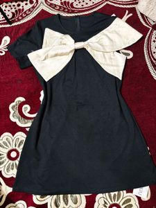 Chic Black Dress with Oversized Bow