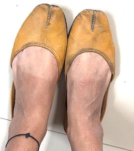 Traditional Yellow Leather Juttis