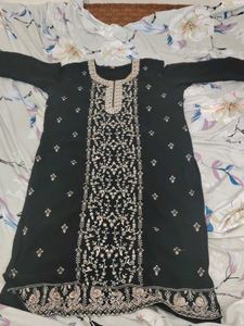 Elegant Black Kurta with Intricate Embroidery