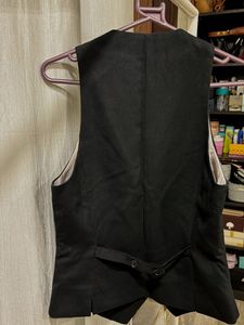 H&amp;M Black V-Neck Buttoned Vest