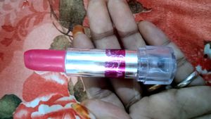 Huda Beauty Lipstick With One Lipstick Free