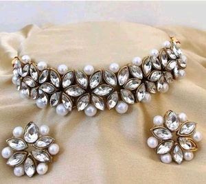 Exquisite Kundan &amp; Pearl Necklace Set