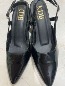Chic Black Slingback Heels
