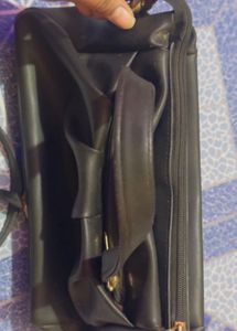 CATCHY bag good condition  hand blac