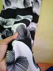 Sleeveless Black &amp; White Print kurti