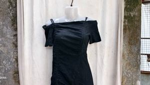 3267. Chic Black Off-Shoulder Ruched Dress