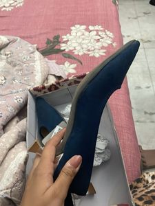 Elegant Navy Blue Pointed Toe Heels