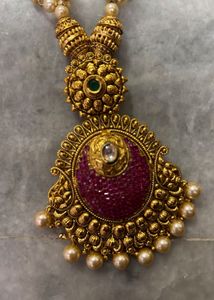Elegant Pearl and Gold Necklace Set