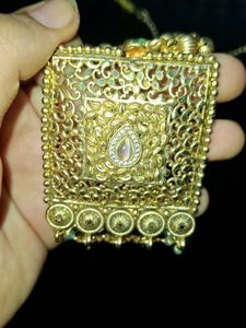 Exquisite Gold Necklace Set