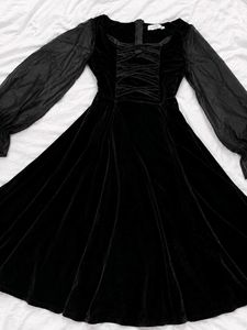 The Evelyne Noire Dress