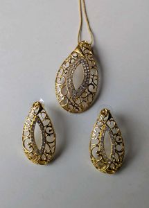 Elegant Gold Tone Pendant &amp; Earring Set