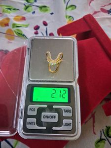 Elegant Gold Ring with Sparkling Stones