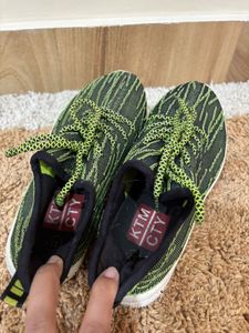 Stylish Green Patterned Sneakers