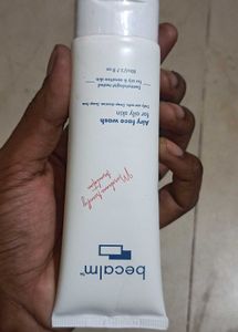 The Derma Co. 1% Hyaluronic Sunscreen Aqua Gel SPF