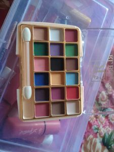 18 Color Eyeshadow Palette