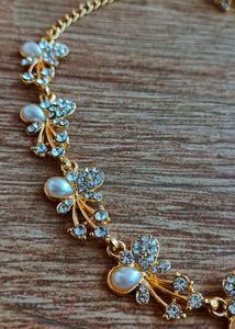 beautiful necklace with earrings..Mint condition