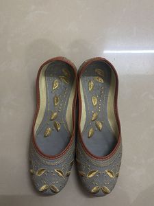 Stylish Ethnic Grey Juttis