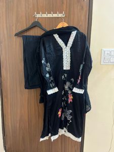 Elegant Black Kurta Set with Floral Embroidery