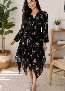 this black dress looking so gorgeous💖