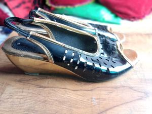 Stylish Black &amp; Gold Peep-Toe Flats