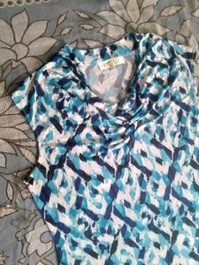 Chic Blue &amp; White Abstract Print Top