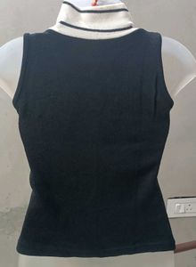 Sleeveless Turtleneck Textured Top