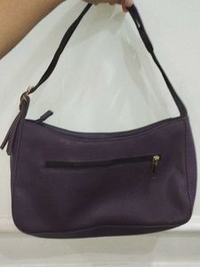 Black Shoulder Bag with Gold Zip Accent – Stylish