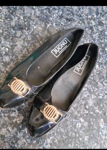 Shiny black ballent flats