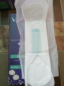 Well Wet Sanitary40 Pads In One Box.Pack Of 4
