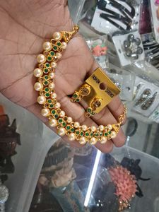Elegant Pearl and Emerald Necklace Set